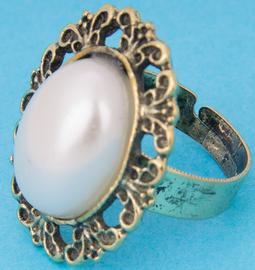 Metal ring with pearl